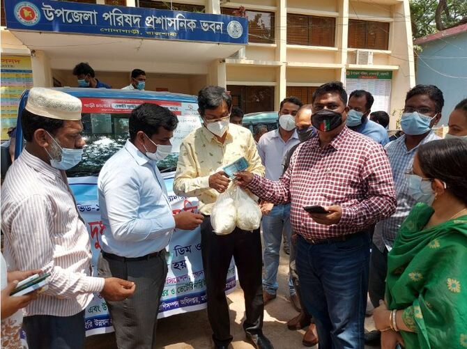 গোদাগাড়ীতে ন্যায্য মূল্য ডিম, দুধ, মুরগি বিক্রয় কার্যক্রম উদ্বোধন