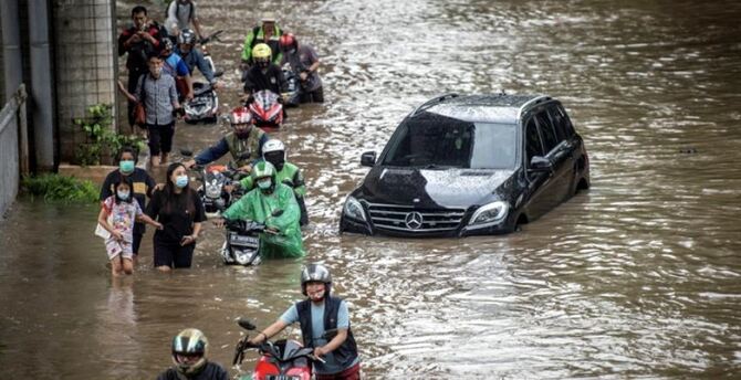 ইন্দোনেশিয়ায় বন্যা-ভূমিধসে ৪৪ জনের মৃত্যু