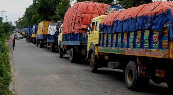 পাটুরিয়া-দৌলতদিয়া নৌরুটে যানবাহনের চাপ বেড়েছে