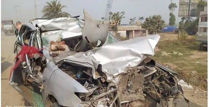 থেমে থাকা ট্রাকের পেছনে প্রাইভেটকারের ধাক্কা, নিহত ২