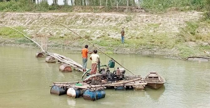 দুই মাটি ব্যবসায়ীকে দেড় লাখ টাকা জরিমানা