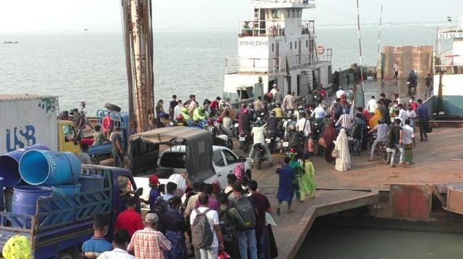নানা অজুহাতে ফেরি পার হচ্ছে মানুষ