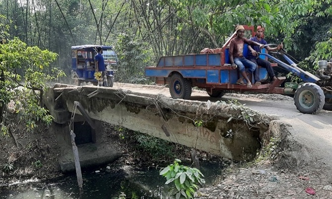 ভেদরগঞ্জে ঝুঁকি নিয়ে সেতু পারাপার