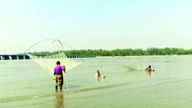 চৈত্রে হঠাৎ বর্ষার রূপ নিল তিস্তা