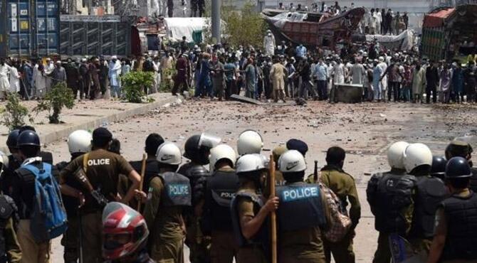 উত্তাল লাহোর: পুলিশের গুলিতে নিহত ৩