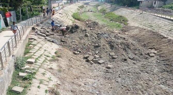 পরিষ্কারের নামে শিয়ালজানি খালের স্লাব লুটপাটের অভিযোগ