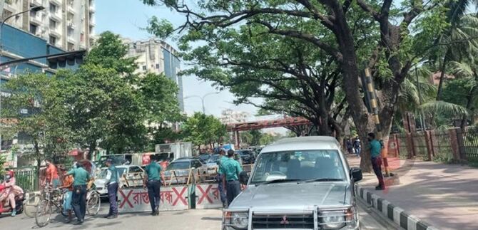 লকডাউনেও সড়কে গাড়ির চাপ