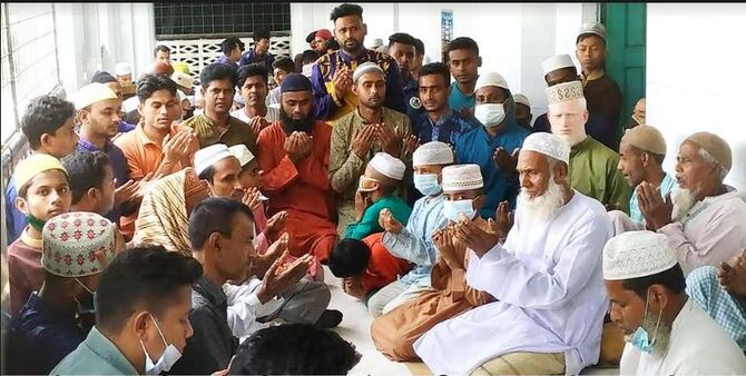 খালেদা জিয়ার রোগমুক্তি কামনা’য় গাবতলীতে ছাত্রদলের উদ্যোগে দোয়া