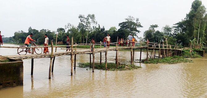 একটি সেতুর জন্য দুর্ভোগে ১০ গ্রামের মানুষ