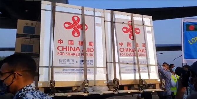 ঢাকায় পৌঁছাল চীনা উপহারের ৫ লাখ টিকা