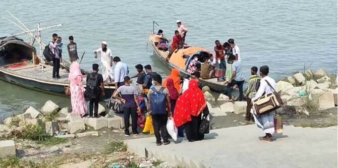 নিষেধাজ্ঞার মধ্যেও ঝুঁকি নিয়ে ট্রলার চলছে পদ্মায়