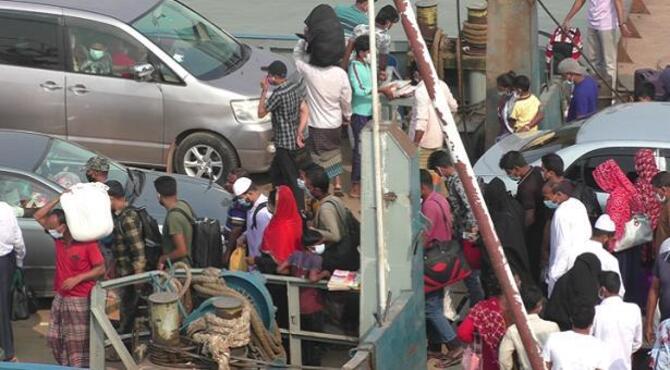 পাটুরিয়ায় ঘরমুখী মানুষের চাপ, গাড়ির দীর্ঘ লাইন