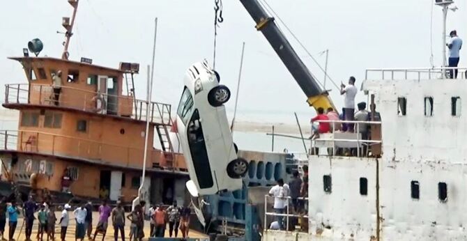 পদ্মায় ডুবে যাওয়া মাইক্রোবাস চালক-মালিকের পরিচয় মিলেছে