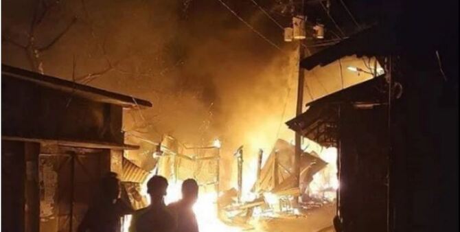 কুমিল্লায় আগুনে পুড়লো ১৩ দোকান