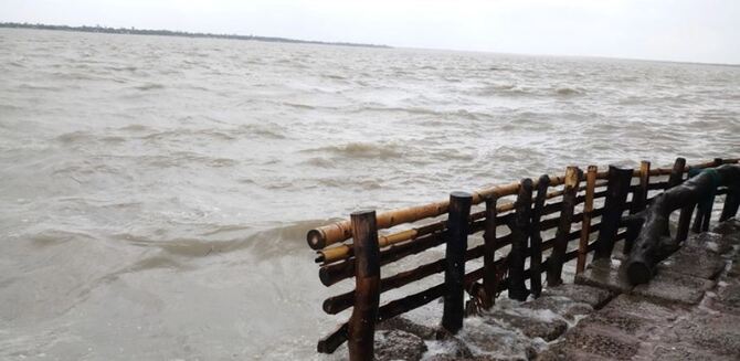 সাতক্ষীরা উপকূলে জলোচ্ছ্বাসের শঙ্কা
