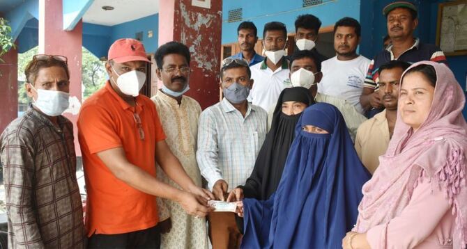 গাবতলীর বালিযাদিঘী ইউনিয়নে অসহায়দের ভিজিএফ’র নগদ অর্থ বিতরণ