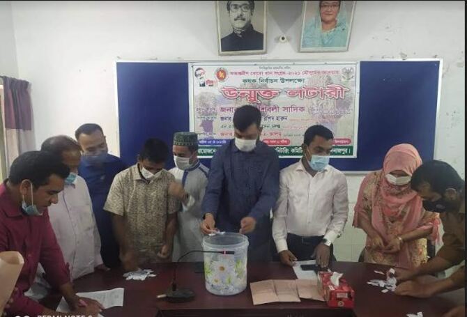 হিলিতে বোরো মৌসুমের ধান সংগ্রহের লক্ষ্যে উন্মুক্ত লটারির মাধ্যমে কৃষক নির্বাচন