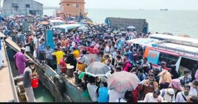 এক ফেরিতে পার হলো ৩০০০ যাত্রী