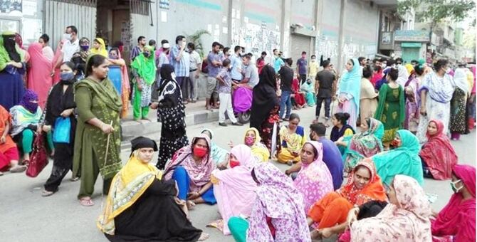 কমলাপুরে বেতন-বোনাসের দাবিতে গার্মেন্টস শ্রমিকদের সড়ক অবরোধ