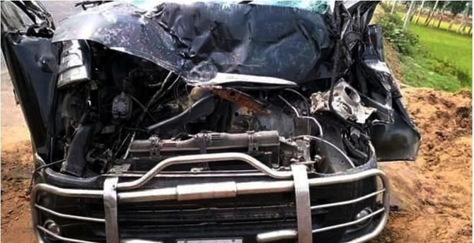 বিকল কাভার্ডভ্যানে মাইক্রোবাসের ধাক্কা, নিহত ৩