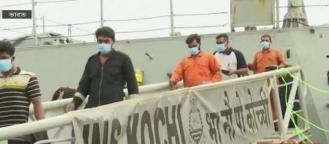 তাউতের আঘাতে মালবাহী জাহাজ থেকে ২৬ জনের মরদেহ উদ্ধার