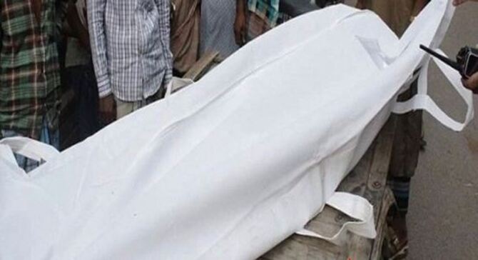 স্ত্রীর ধাক্কায় ইজিবাইক থেকে পড়ে কভার্ডভ্যানের চাকায় পিষ্ট স্বামী