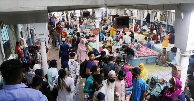ভাড়া বাড়লেও মানছে না স্বাস্থ্যবিধি, অধিক যাত্রী নিয়ে চলছে লঞ্চ
