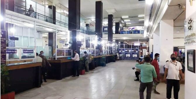 ব্যাংক পাড়ায় গ্রাহক নেই, ঈদ শুভেচ্ছা বিনিময় কর্মীদের