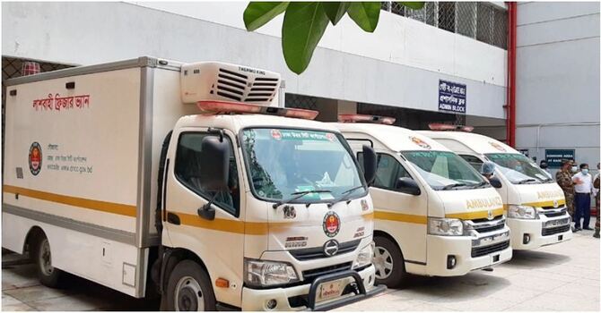 ডিএনসিসি করোনা হাসপাতালে অ্যাম্বুলেন্স-লাশবাহী গাড়ি দিলেন আতিক