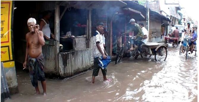 বাগেরহাটে নদীর পানি বিপৎসীমার ওপরে, পানিবন্দি মানুষ