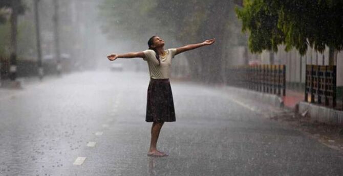 ইয়াস’র বৃষ্টিতে ভিজবেন না, বাড়তে পারে করোনার সম্ভাবনা!