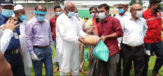 নেত্রকোনায় নিম্নআয়ের মানুষের মাঝে প্রধানমন্ত্রীর উপহার সামগ্রী বিতরণ