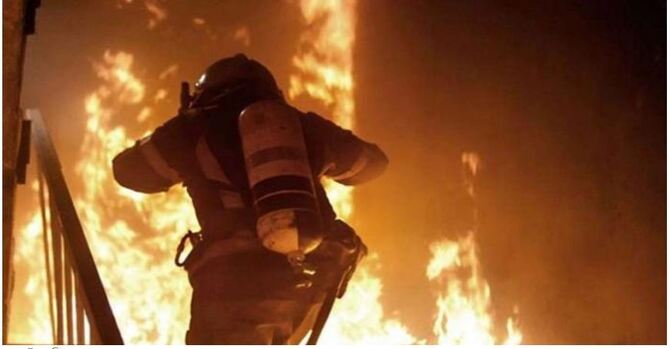 বনানীতে ছয়তলা ভবনে আগুন : নিয়ন্ত্রণে ৪ ইউনিট