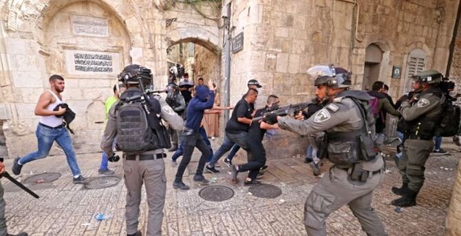 আল-আকসা মসজিদে ইসরায়েলি তাণ্ডব, বহু ফিলিস্তিনি আহত