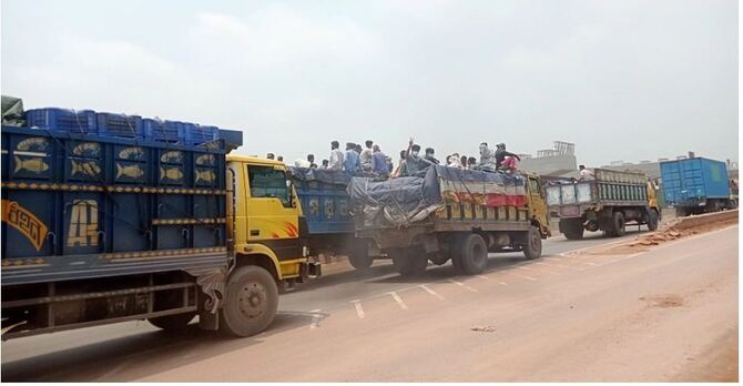 পণ্যবাহী ট্রাকে ঈদযাত্রা!