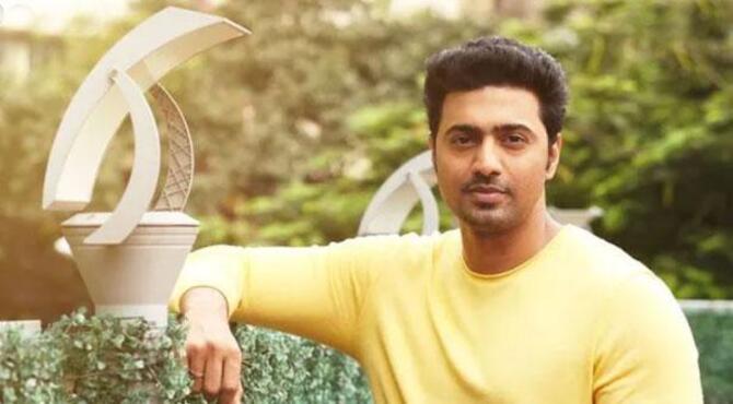 নিজের রেস্তরাঁ থেকে বিনামূল্যে খাবার দিচ্ছেন দেব