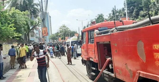 গ্যাস সিলিন্ডার বিস্ফোরণে প্রাণ গেল গৃহবধূর