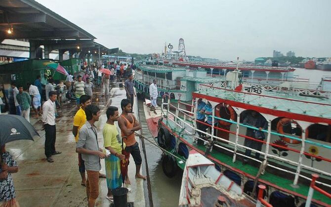 লঞ্চ চলাচলের ঘোষণায় সদরঘাটে আনন্দ মিছিল