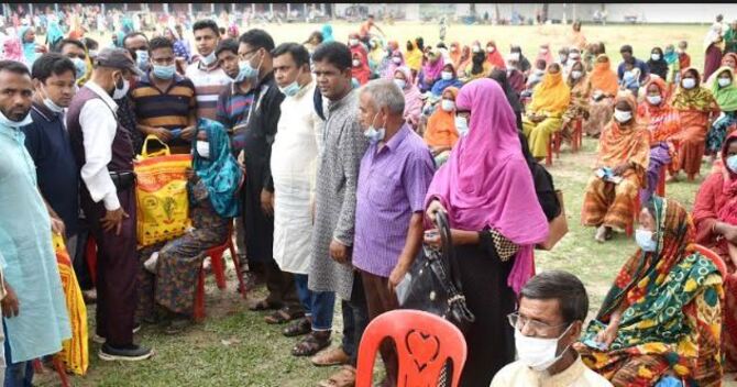 গাবতলীতে ঈদসামগ্রী বিতরণ করলেন সাবেক এমপি লালু