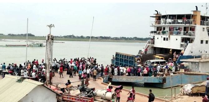 চলছে সকল ফেরি, ভোগান্তি কমেছে যাত্রীদের