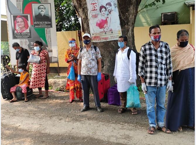 হিলি ইমিগ্রেশন দিয়ে দেশে ফিরলেন ভারতে আটকে পড়া ১৭ বাংলাদেশী