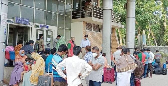 ভারত ফেরত যাত্রীর সংখ্যা কমতে শুরু করেছে