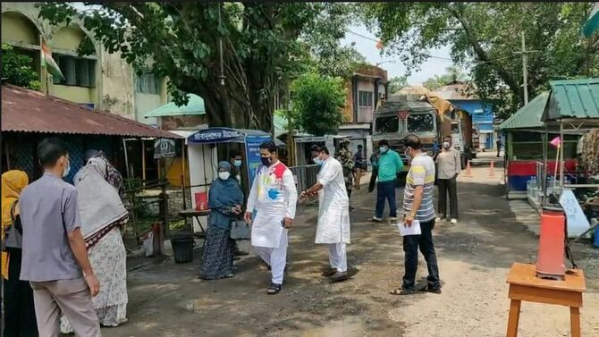 ২ ঘন্টা বন্ধের পর হিলি স্থলবন্দর দিয়ে আমদানি রফতানি বানিজ্য চালু