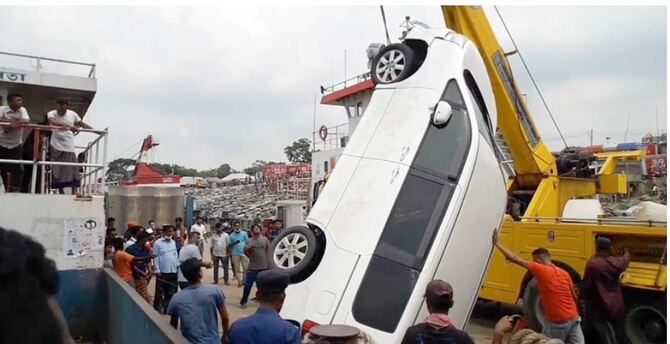 ঝড়ে পন্টুন থেকে নদীতে পড়া সেই মাইক্রো উদ্ধার, এখনও নিখোঁজ চালক