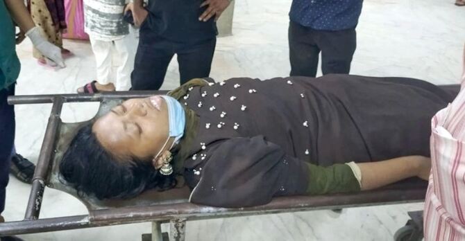 ওয়ারীর রাস্তায় অচেতন অবস্থায় পড়েছিল তরুণী