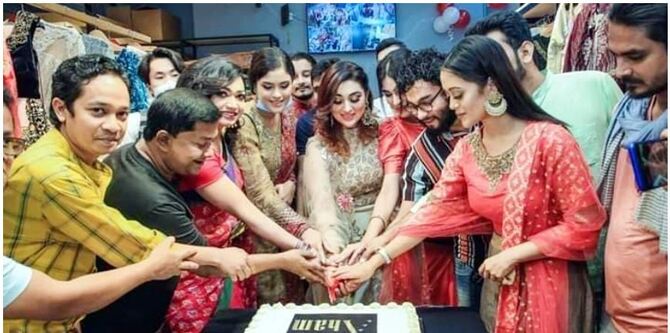 তারকাদের নিয়ে কেক কাটলেন অপু বিশ্বাস