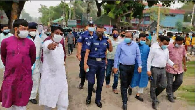 হিলি ইমিগ্রেশন পরির্দশন করলেন জেলা প্রশাসক ও সিভিল সার্জন