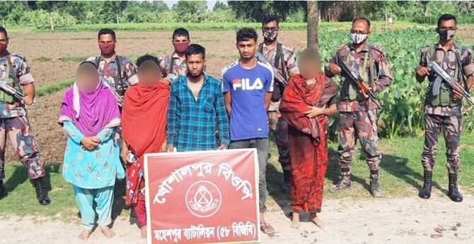 মহেশপুর সীমান্তে নারী-শিশুসহ আটক ৯