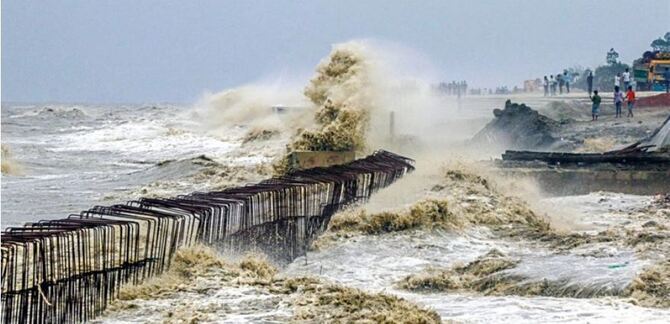 ইয়াসের তাণ্ডবে ভেসে গেল পশ্চিমবঙ্গের ৬৬ বাঁধ