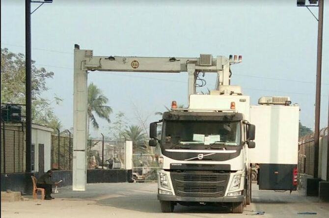 বেনাপোল স্থলবন্দরে ২ বছর ধরে বন্ধ আছে মোবাইল স্ক্যানার মেশিন